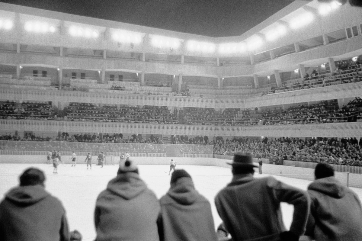 1956년 코르티나 담페초 동계 올림픽 빙상경기장에서 관중들이 하키 경기를 관람하고 있다. IOC 제공