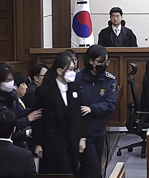 thumbnail - “영부인 지위로 영리 추구”… 김건희 실형