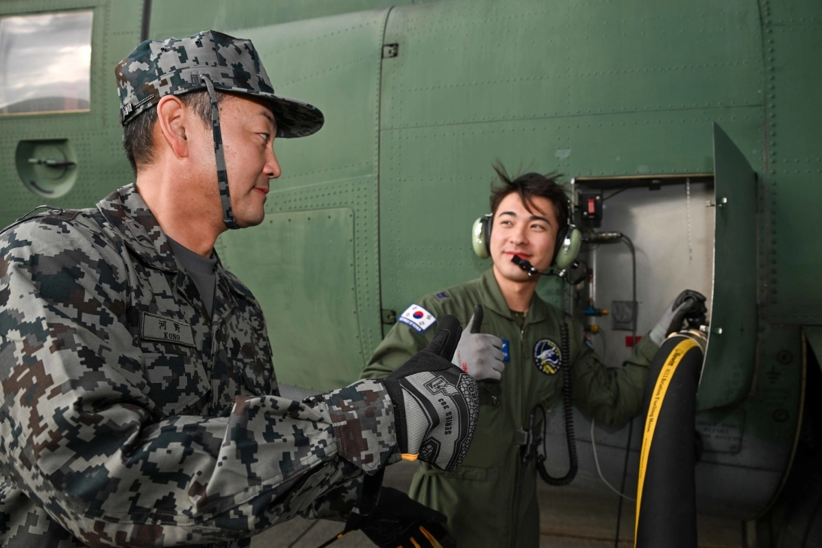 한국 특수비행팀 블랙이글스 항공기가 28일 일본 오키나와현 나하 기지에서 일 항공자위대로부터 급유를 받고 있다. 공군 제공