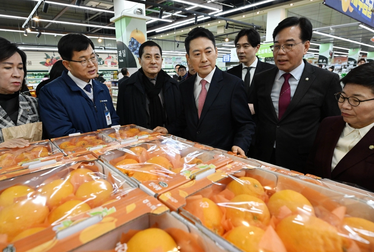 장동혁 국민의힘 대표와 송언석 원내대표 등이 28일 서울 서초구 청계산로 하나로마트 양재점을 찾아 박혜성 지사장의 설명을 들으며 물가점검 현장방문을 하고 있다. 2026.1.28 홍윤기 기자