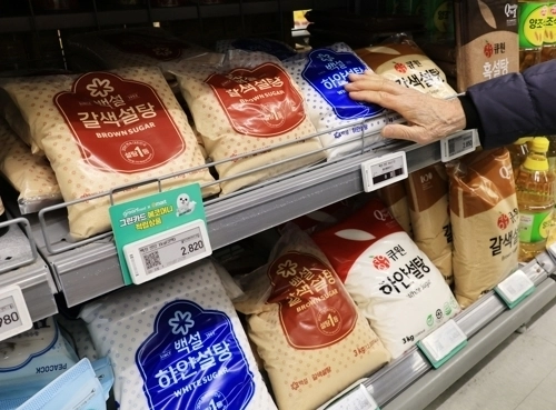 28일 서울 시내 한 대형마트에서 시민이 설탕을 고르고 있다. 이재명 대통령은 이날 설탕에도 담배처럼 부담금을 부과하는 아이디어를 거론했다. 엑스(X·옛 트위터)에 국민의 80%가 설탕세 도입에 찬성한다는 내용의 기사를 올리며 “담배처럼 설탕 부담금으로 설탕 사용 억제, 그 부담금으로 지역·공공의료 강화에 재투자”라고 적었다. 2026.1.28  연합뉴스