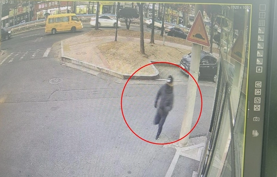 경북 구미시 인동에서 발생한 버스정류장 폭행의 가해자로 추정되는 남성 모습. 보배드림 캡처