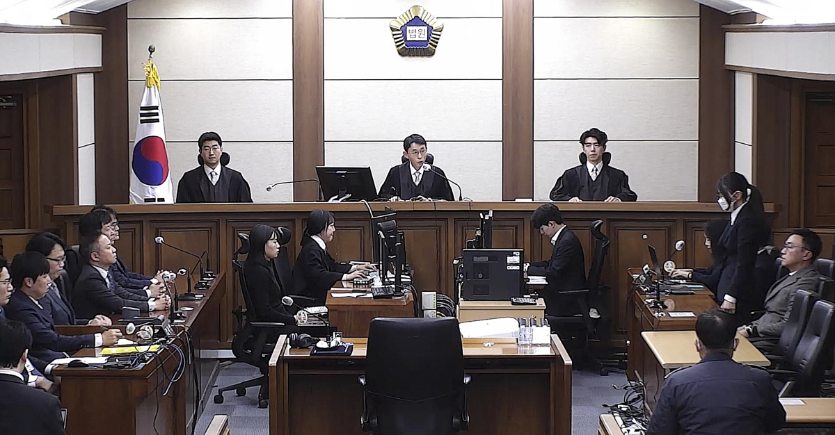 김건희 여사가 28일 서울 서초구 중앙지방법원에서 열린 통일교 금품수수 혐의 등 1심 선고 공판에서 일어선 채 실형을 선고받고 있다. 재판부는 김 여사에게 징역 1년 8개월과 추징금 1281만 5000원을 선고했다. 서울중앙지방법원 제공