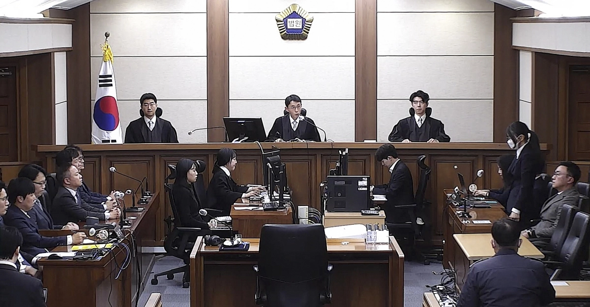 김건희 여사가 28일 서울 서초구 중앙지방법원에서 열린 통일교 금품수수 혐의 등 1심 선고 공판에서 일어선 채 실형을 선고받고 있다. 재판부는 김 여사에게 징역 1년 8개월과 추징금 1281만 5000원을 선고했다. 서울중앙지방법원 제공