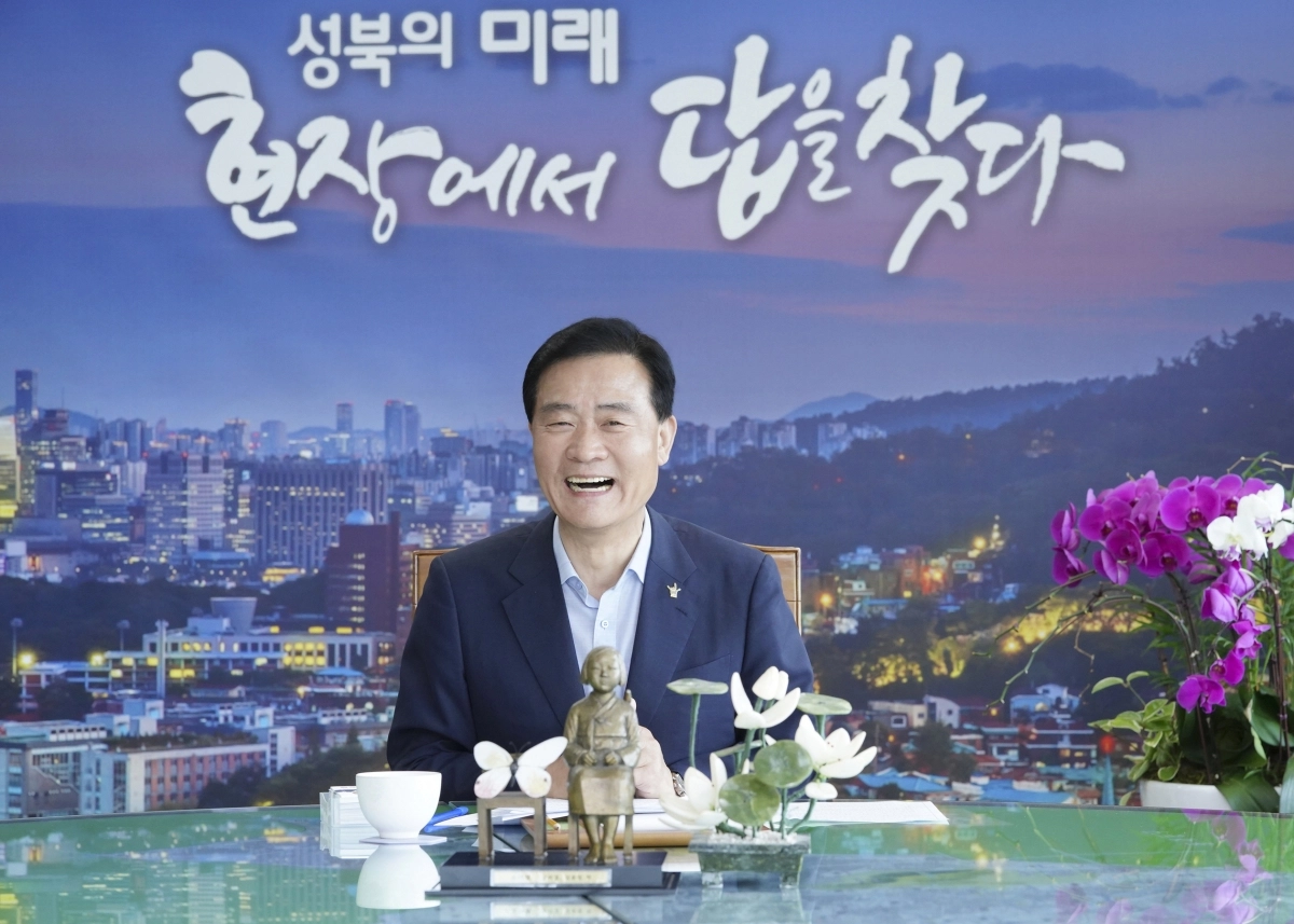 이승로 성북구청장은 28일 청사 집무실에서 진행한 서울신문 신년 인터뷰에서 “주민들이 언제 어디서든 편하게 부를 수 있는 이웃집 형, 오빠가 되겠다”며 활짝 웃었다.  성북구 제공