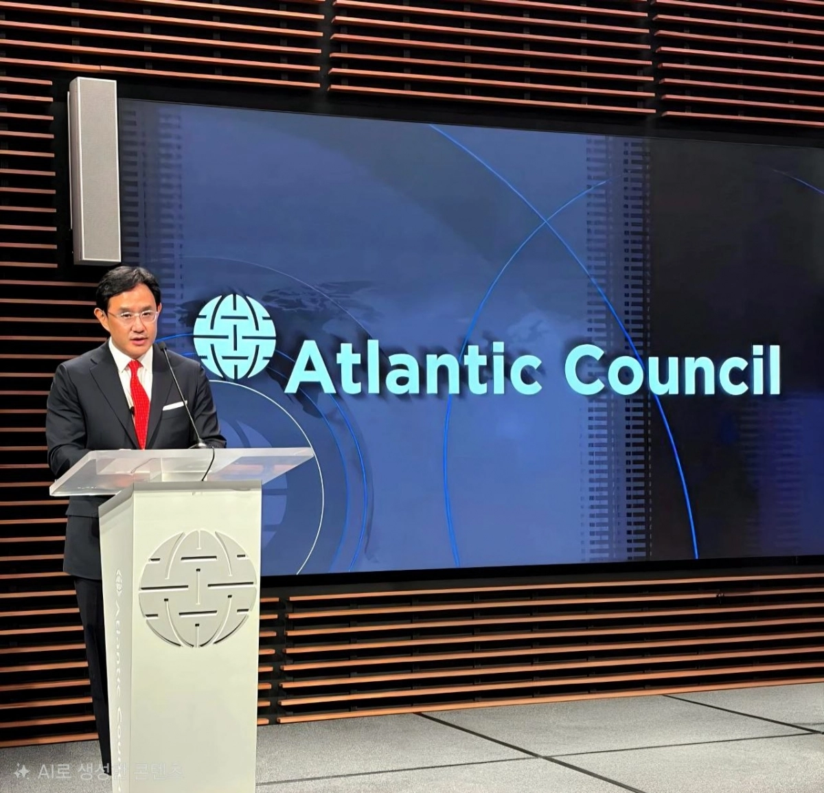 최윤범 고려아연 회장이 27일(현지시간) 미국 워싱턴DC 싱크탱크 애틀랜틱카운슬에서 강연을 하고 있다. 고려아연 제공