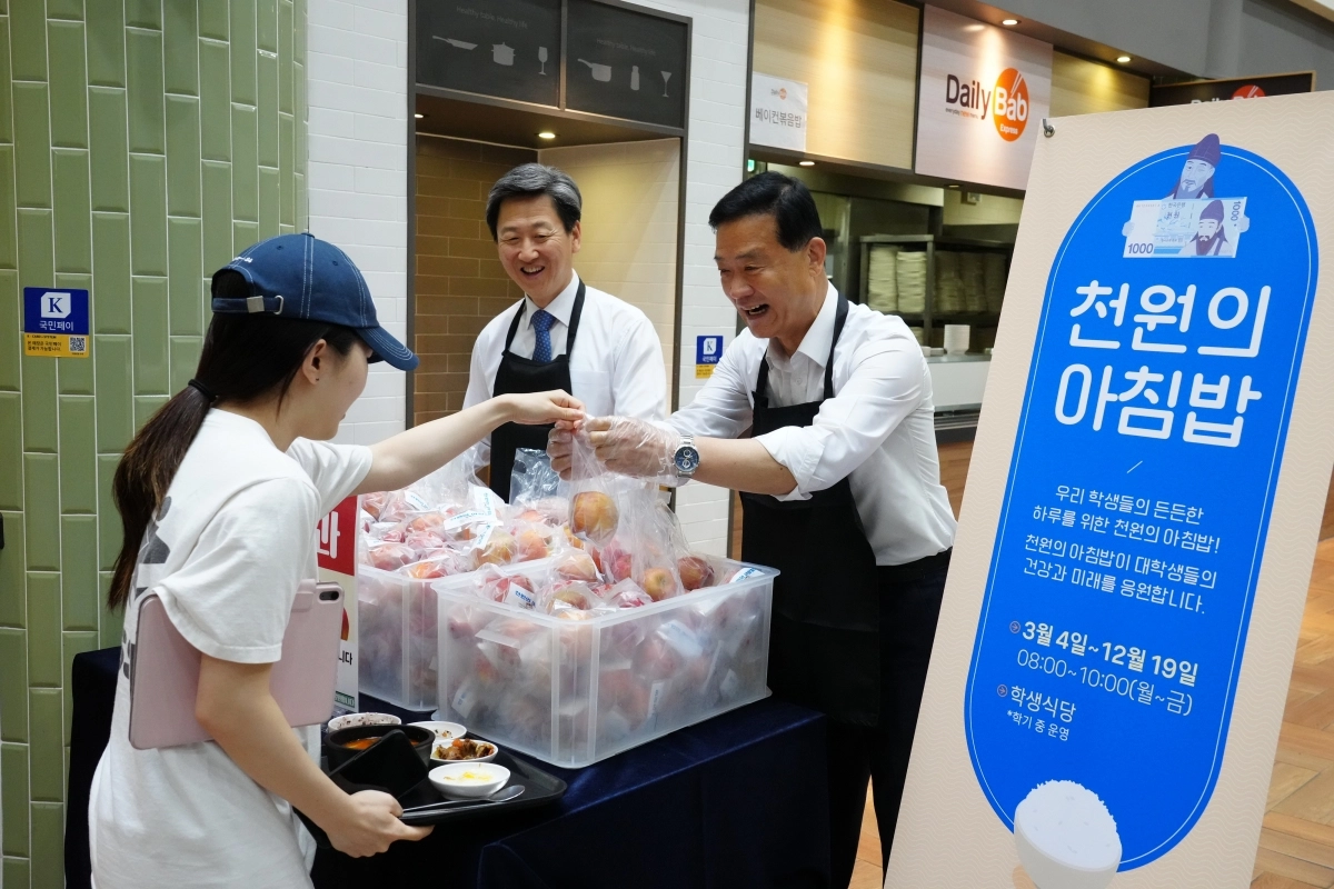 이승로(맨 오른쪽) 성북구청장이 지난해 6월 국민대 ‘천원의 아침밥’ 현장에서 학생에게 배식하고 있다. 성북구 제공