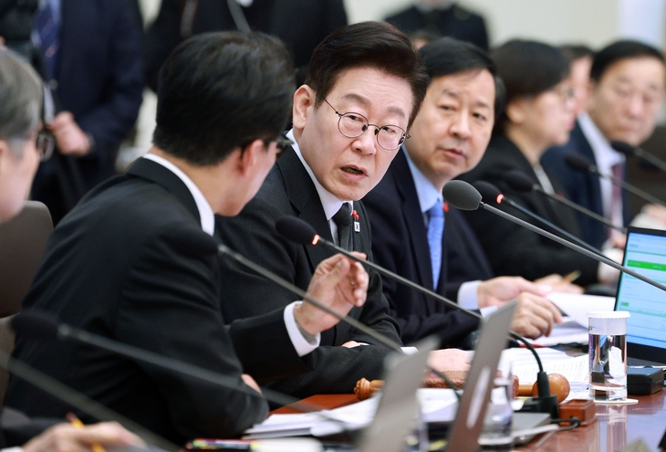 이재명 대통령이 27일 청와대에서 열린 국무회의에서 김민석 국무총리와 대화하고 있다. 이 대통령은 이날 “국회가 너무 느려서 일을 할 수가 없다”고 토로했다.  청와대통신사진기자단