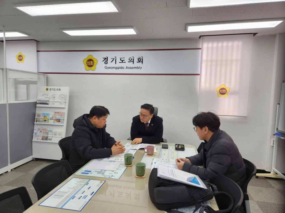 김정영 의원이 27일 도의회 상담소에서 경기도 철도항만물류국 관계자로부터 SRT 의정부·양주 연장 타당성 용역 결과 보고를 받고 있다.(사진=경기도의회)