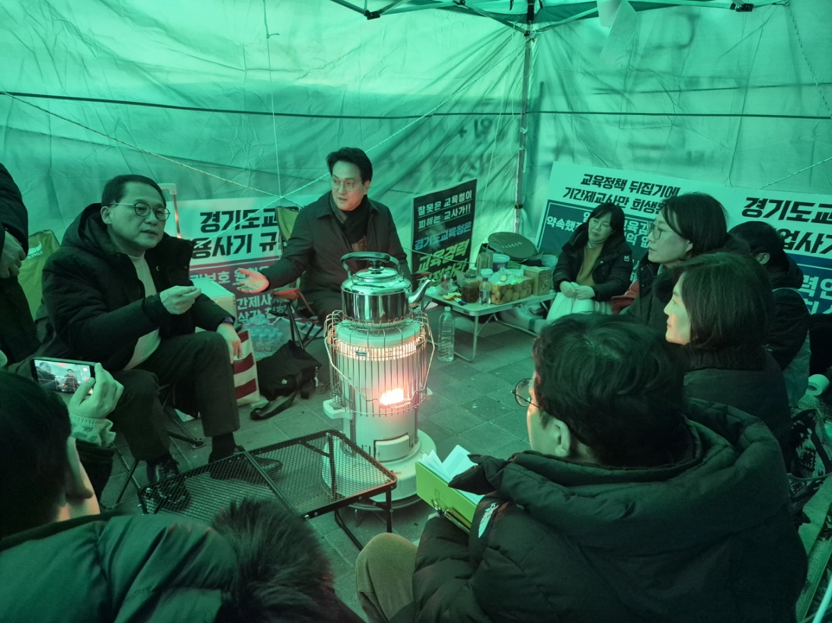 안광률 의원이 27일 경기도교육청 1층 외부에 설치된 ‘기간제 사서교사 경력 인정 문제 해결 촉구 천막 농성장’을 방문해 교사들의 목소리를 청취하고 문제 해법을 논의하고 있다.(사진=경기도의회)