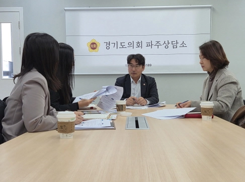 조성환 의원이 28일 파주상담소에서 파주시교육지원청 관계자들로부터 ‘2026학년도 파주형 학생전용 통학순환버스 운영안’을 보고 받고 있다.(사진=경기도의회)