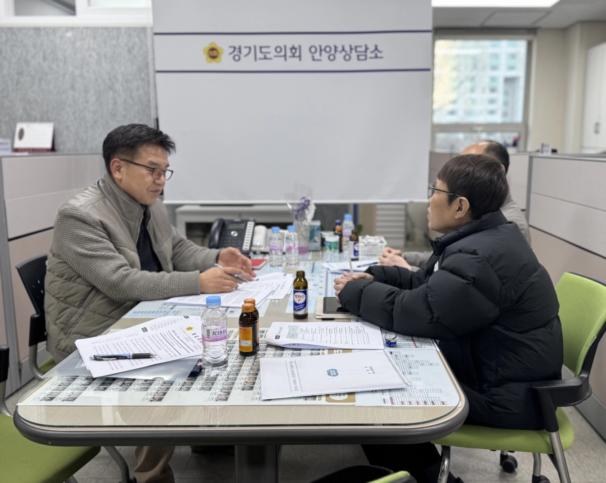 김철현 의원이 27일 경기도의회 안양상담소에서 시내버스 공공관리제 운영 전반을 점검하고 있다.(사진=경기도의회)