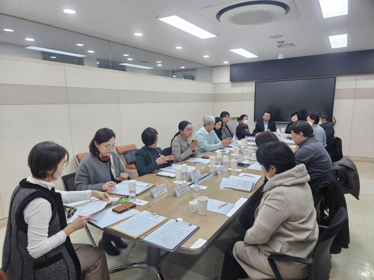 지난 26일 송파구의회 5층 회의실에서 열린 ‘관내 산후조리원 현황과 정책 및 평가제도’ 간담회에서 참석자들이 산후조리원 정책의 성공적인 안착을 위한 방안 등을 논의하고 있다. 사진: 전정 의원 제공.