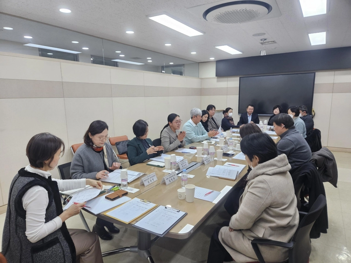 지난 26일 송파구의회 5층 회의실에서 열린 ‘관내 산후조리원 현황과 정책 및 평가제도’ 간담회에서 참석자들이 산후조리원 정책의 성공적인 안착을 위한 방안 등을 논의하고 있다. 사진: 전정 의원 제공.