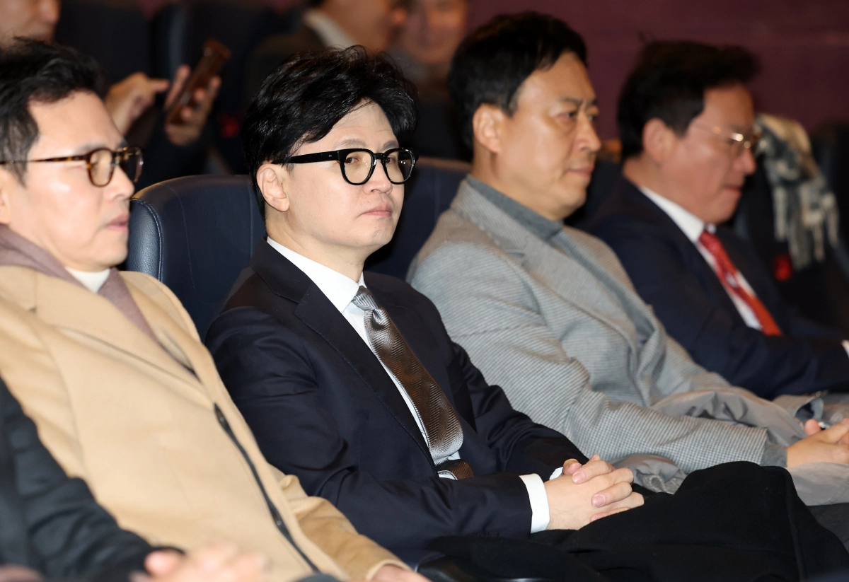 국민의힘 한동훈 전 대표가 28일 서울 영등포구의 한 영화관에서 ‘잊혀진 대통령: 김영삼의 개혁 시대’ 영화 관람을 위해 대기하고 있다. 연합뉴스