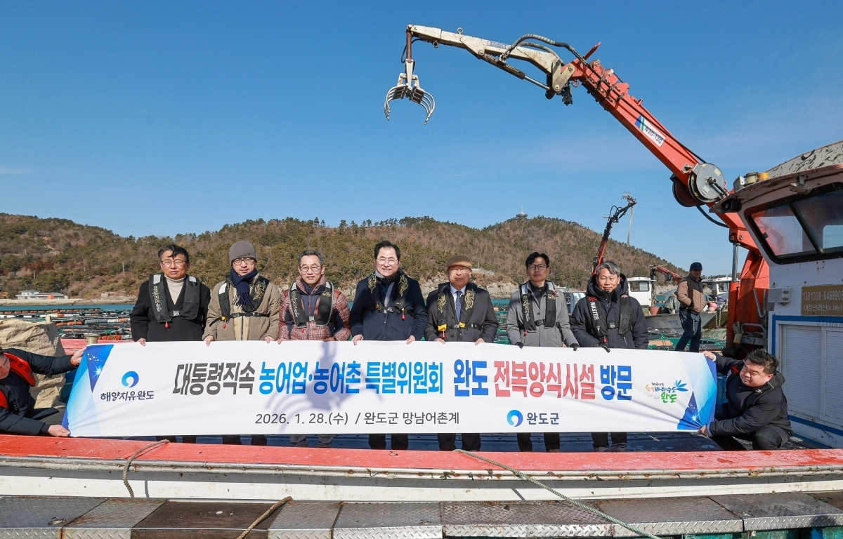 신우철 완도군수가 지난 28일 전복 양식장을 찾은 농어업, 농어촌 특별위원회 관계자들에게 애로사항을 건의하고 있다.