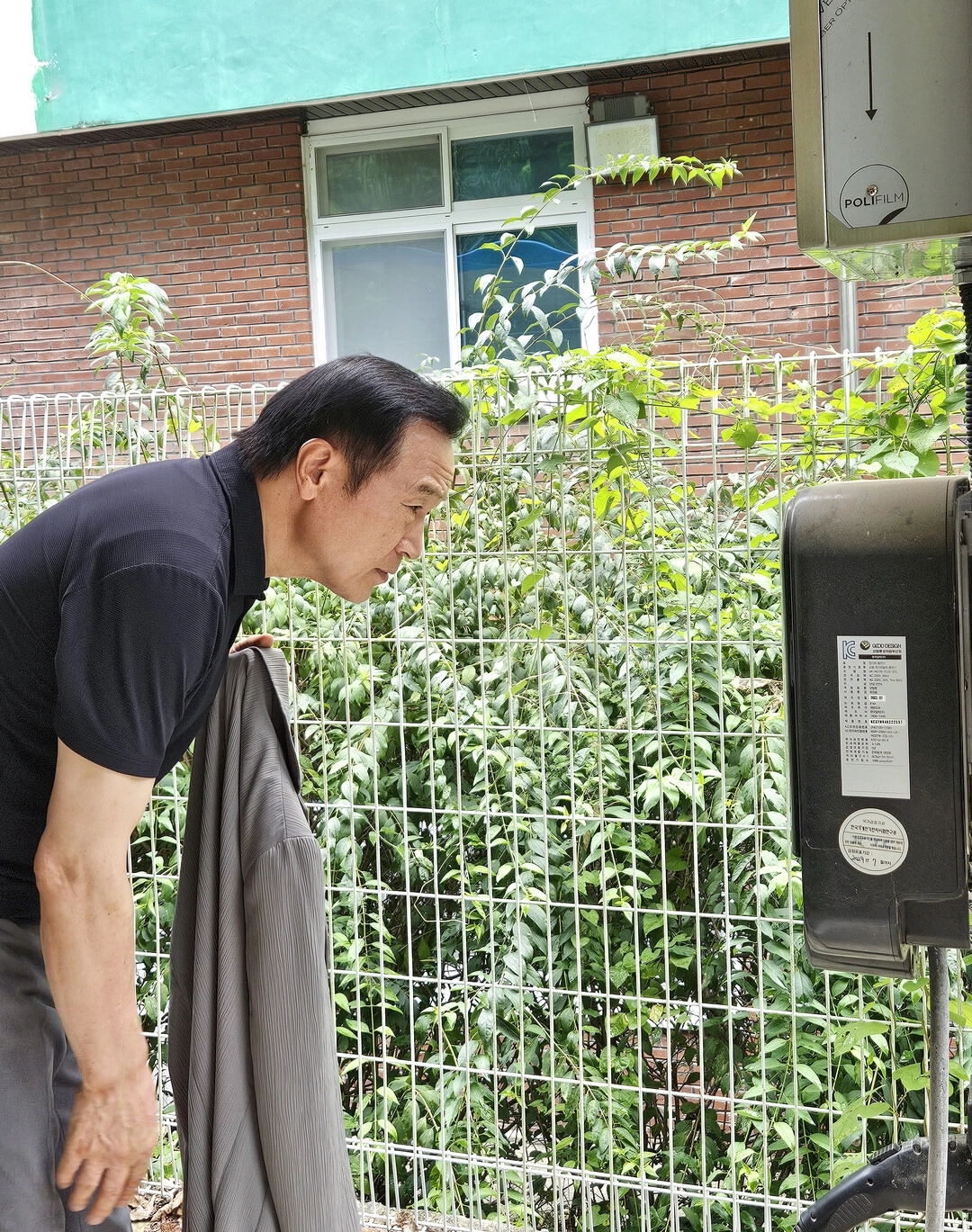 임태희 경기도교육감이 학교 내 설치된 전기차 충전시설을 확인하고 있다. (경기교육청 제공)