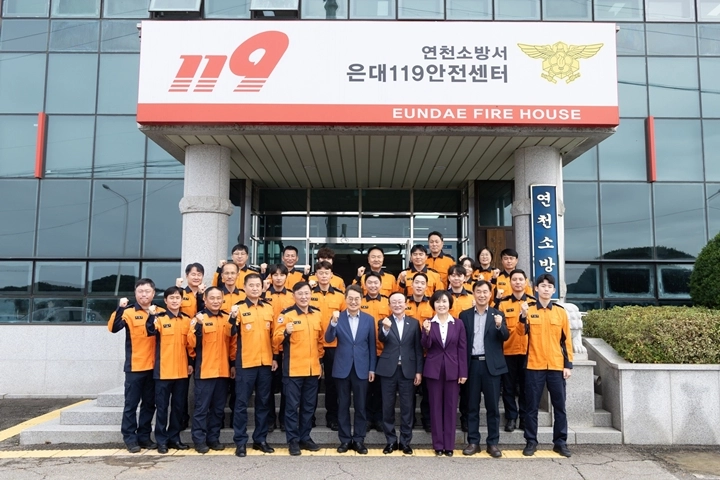 지난해 10월 14일 연천군 민생경제 현장투어에 나선 김동연 경기도지사가 연천소방서를 방문해 소방대원들과 기념 촬영을 하고 있다. (경기도 제공)