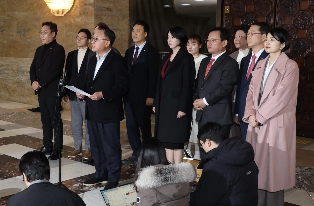 고동진 국민의힘 의원을 비롯한 친한계 의원들이 29일 오후 서울 여의도 국회 로텐더홀에서 지도부의 한동훈 전 대표 제명 결정에 대해 입장 발표를 하고 있다.2026.1.29 뉴시스
