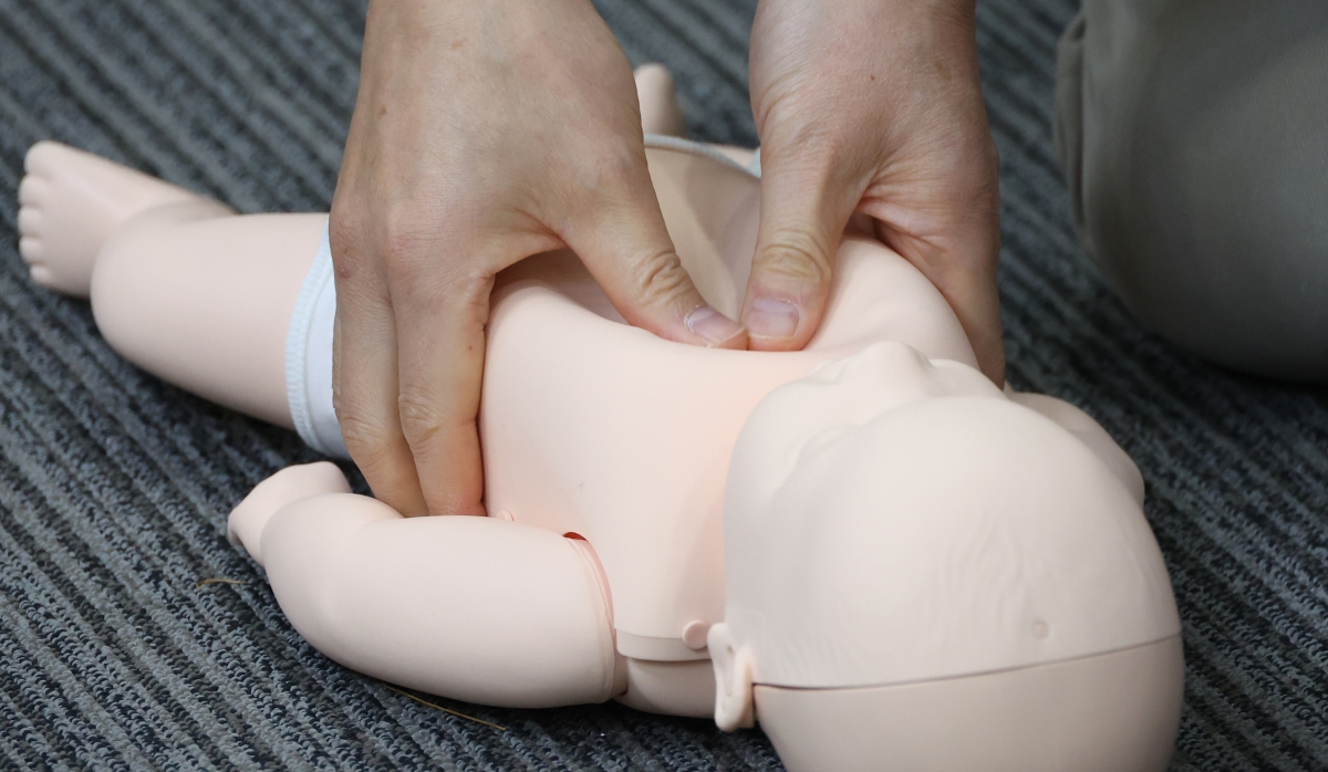 이창희 남서울대 응급구조학과 교수가 29일 충북 청주 질병관리청에서 최신 개정 사항을 반영한 2025년 한국 심폐소생술 가이드라인에 따라 심폐소생술을 시연하고 있다. 2026.01.29 뉴시스