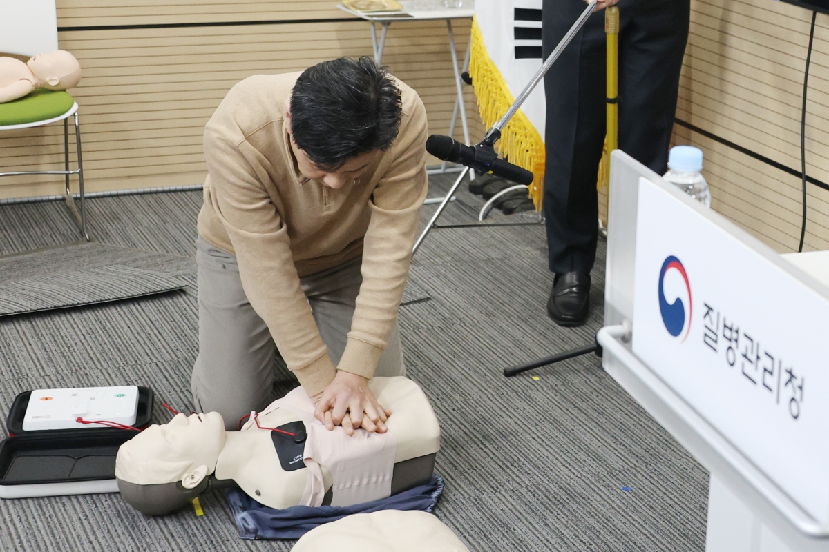 질병관리청과 대한심폐소생협회는 29일 충북 오송 질병관리청에서 ‘2025 개정 한국 심폐소생술 가이드라인’을 발표했다. 사진은 이창희 남서울대 응급구조학과 교수가 개정된 심폐소생술에 따라 여성의 속옷을 탈의하지 않고 자동심장충격기 패드를 부착하는 방법을 시연하는 모습. 2026.1.29 연합뉴스