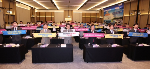 지난해 12월 23일 세종시 코트야드 바이 메리어트 세종 호텔에서 열린 ‘대한민국특별자치시도 행정협의회 하반기 정기회의 및 특별자치 포럼’에 참석한 김관영(왼쪽에서 두번째) 전북특별자치도지사를 비롯한 제주·세종·강원 등 4개 특별자치시도가 공동으로 특별법의 조속한 국회 통과를 촉구하는 퍼포먼스를 하고 있다. 전북도 제공