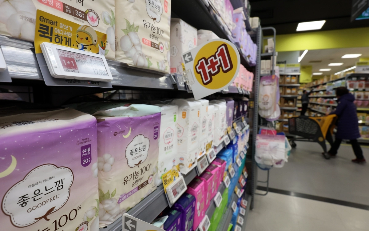 서울 한 대형마트에 생리대가 진열돼 있다. 2026.1.27/뉴스1