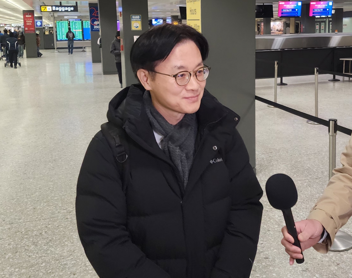 김정관 산업통상부 장관이 28일(현지시간) 밤 ‘트럼프 관세’ 대응을 위해 워싱턴DC 인근 덜레스국제공항을 통해 미국을 방문해 한국 취재진과 인터뷰하고 있다. 2026.1.29 연합뉴스