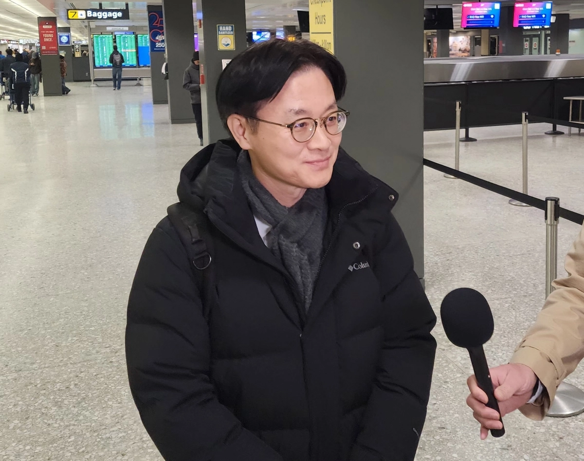 김정관 산업통상부 장관이 28일(현지시간) 미국 워싱턴DC 댈러스국제공항에 도착하고 있다.  워싱턴DC 연합뉴스