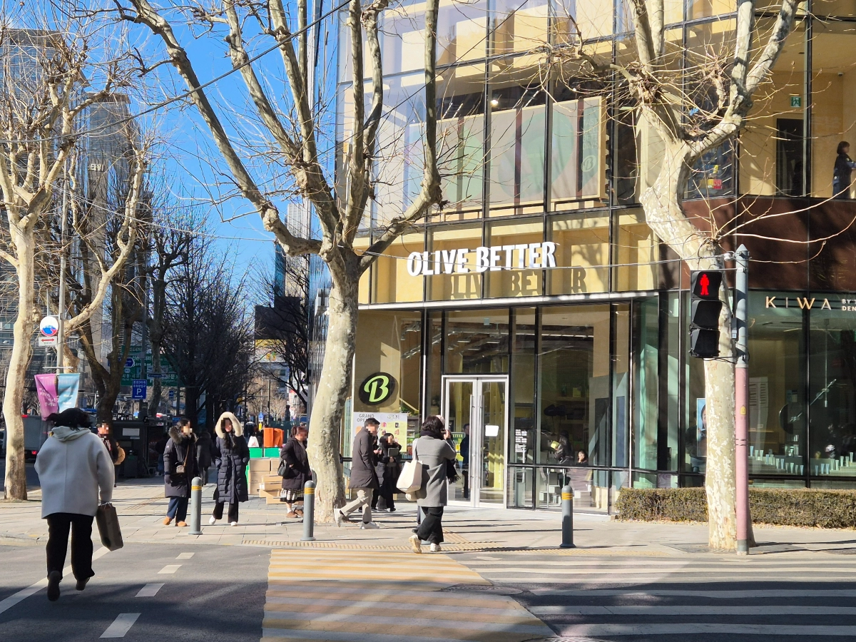 개장을 앞둔 서울 중구 광화문 올리브베러 1호점 외경. 김현이 기자