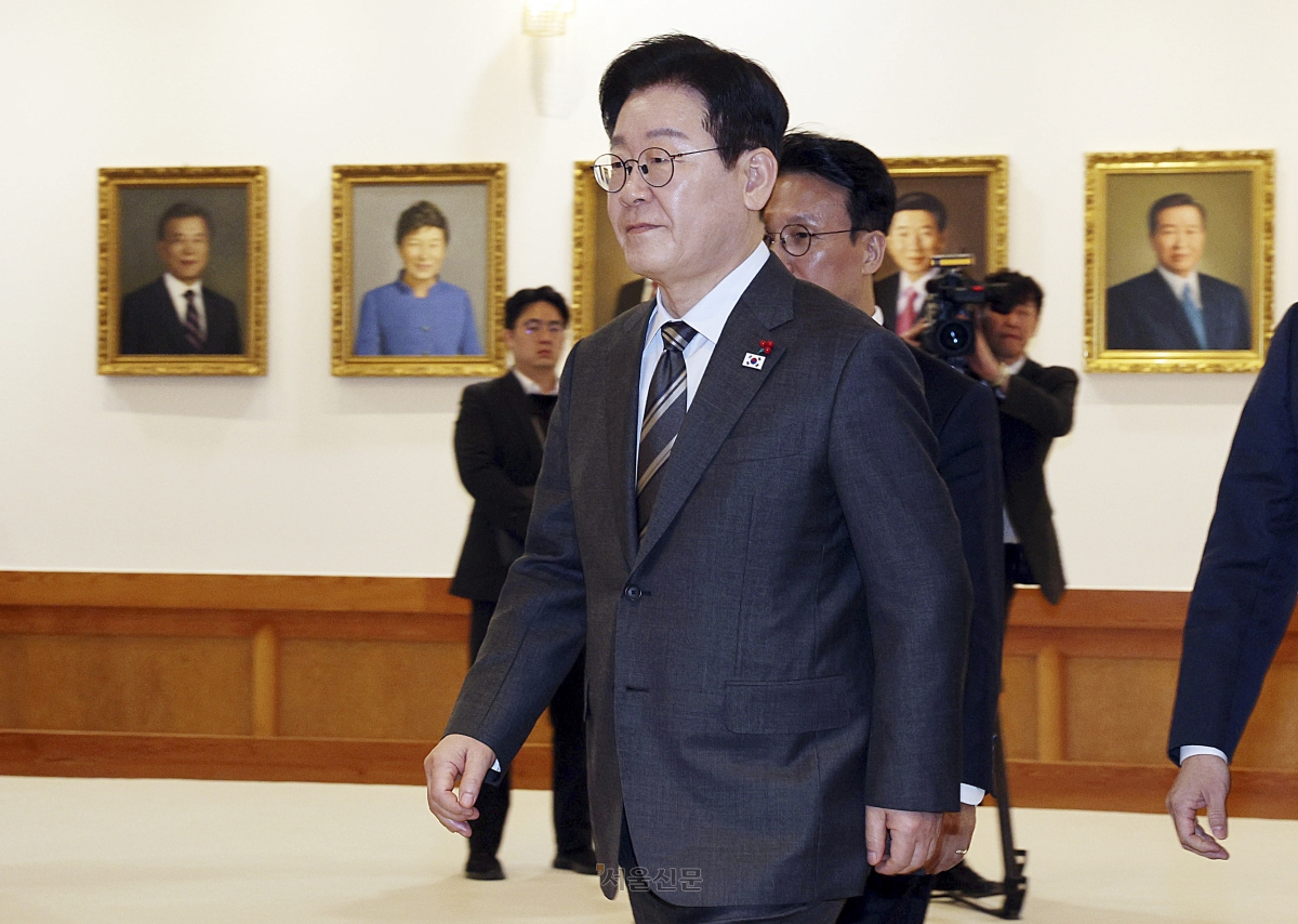 이재명 대통령이 지난 20일 청와대에서 열린 국무회의에 입장하고 있다. 2026.1.20 뉴스1