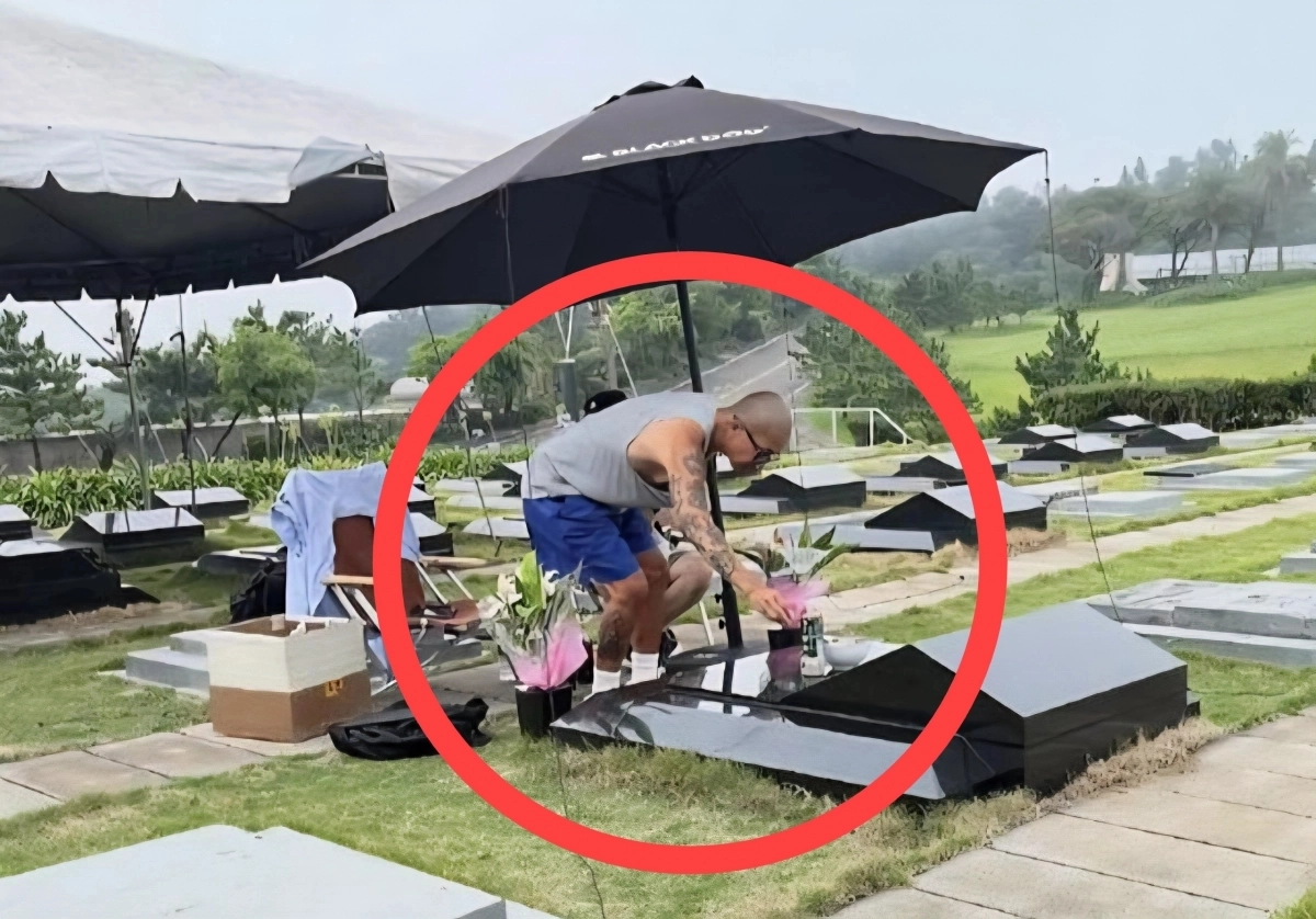 지난해 7월 구준엽이 세상을 떠난 아내 서희원의 묘를 지키고 있는 모습. 2025.7.28 스레드 캡처