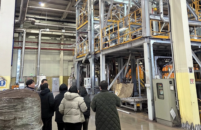 아산시 공무원들이 환경오염물질 배출사업장을 방문해 불시 정밀 점검을 하고 있다. 시 제공