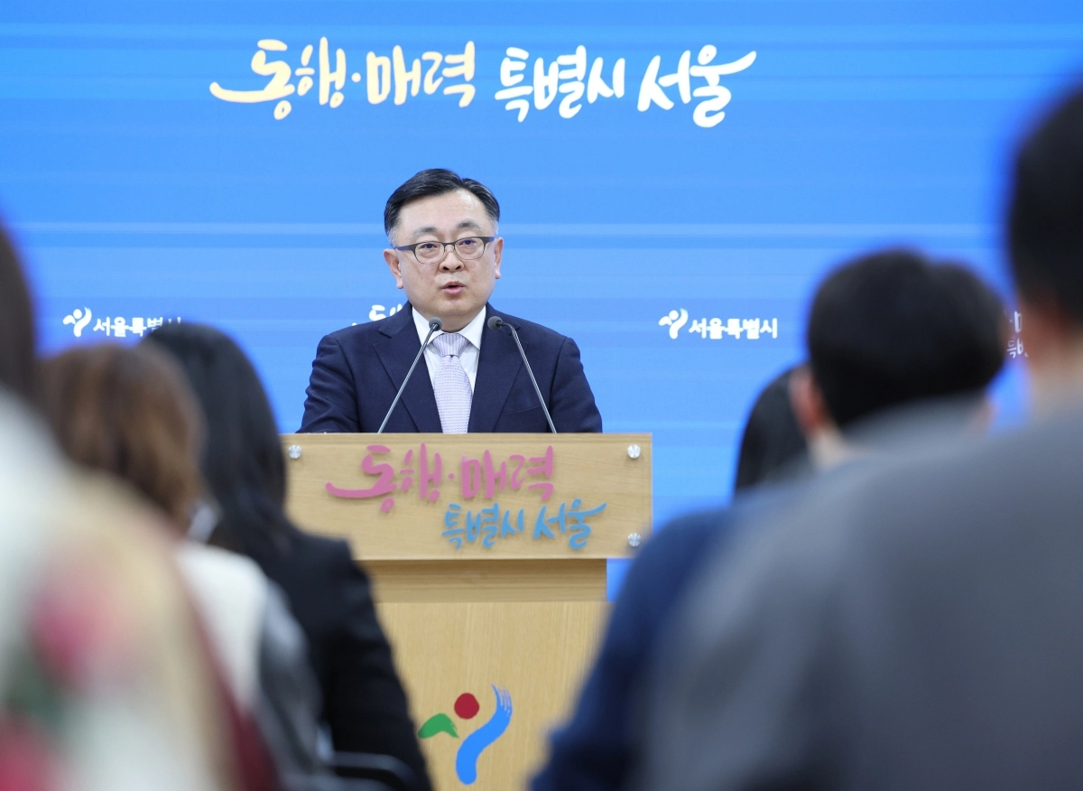 김성보 서울시 행정2부시장이 29일 서울시청 브리핑룸에서 국토부의 ‘도심 주택공급 확대 및 신속화 방안’ 대책 발표 관련 서울시 입장문을 발표하고 있다.  뉴시스