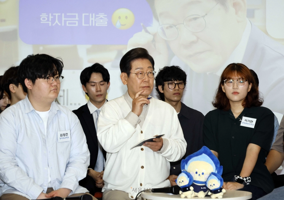 이재명 대통령이 더불어민주당 대선후보 시절인 지난해 5월 26일 경기 수원시 영통구 월드컵로 아주대학교에서 열린 ‘아주대와 함께하는 대학생 간담회’에서 학생들의 질문을 듣고 있다. 2025.5.26 홍윤기 기자