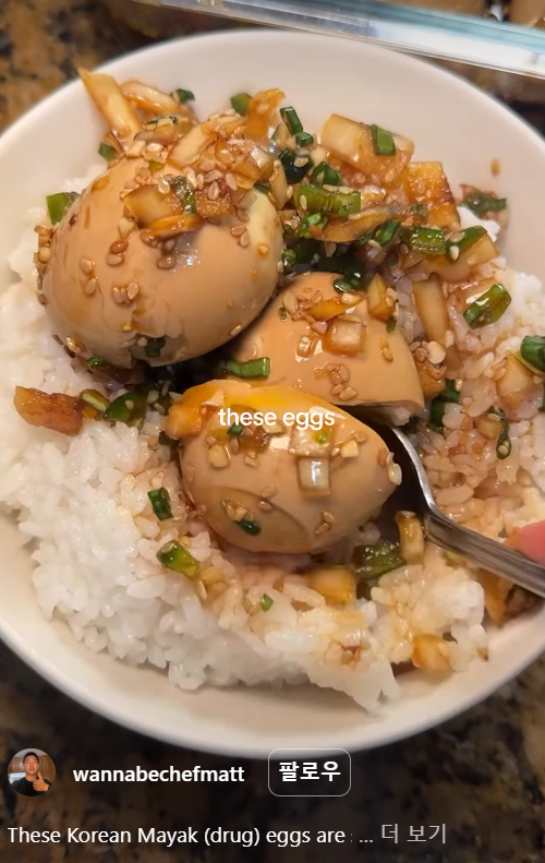 K-드라마, 영화 등에서 자주 노출되며 전 세계적으로 K-푸드가 많은 사랑을 받고 있는 가운데, 최근 미국인들 사이에서 한국의 ‘달걀장’이 인기를 끌고 있는 것으로 알려졌다. 달걀장 레시피를 소개하는 한 누리꾼. 인스타그램 캡처