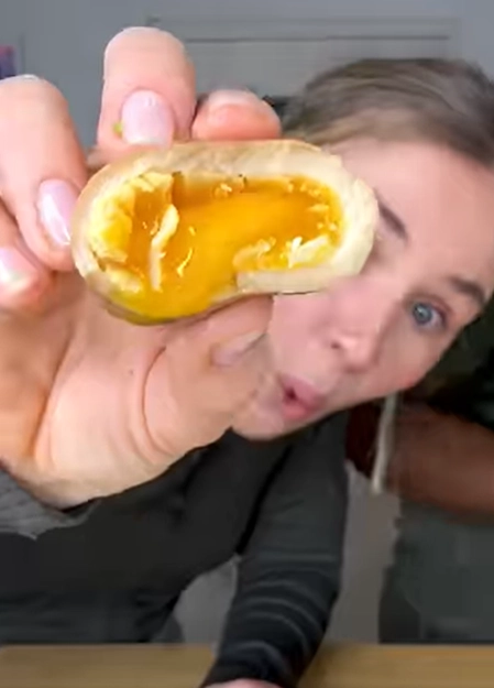 K-드라마, 영화 등에서 자주 노출되며 전 세계적으로 K-푸드가 많은 사랑을 받고 있는 가운데, 최근 미국인들 사이에서 한국의 ‘달걀장’이 인기를 끌고 있는 것으로 알려졌다. 달걀장 레시피를 소개하는 한 유튜버. 유튜브 캡처