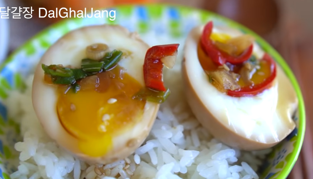 K-드라마, 영화 등에서 자주 노출되며 전 세계적으로 K-푸드가 많은 사랑을 받고 있는 가운데, 최근 미국인들 사이에서 한국의 ‘달걀장’이 인기를 끌고 있는 것으로 알려졌다. 달걀장 레시피를 소개하는 한 유튜버. 유튜브 캡처