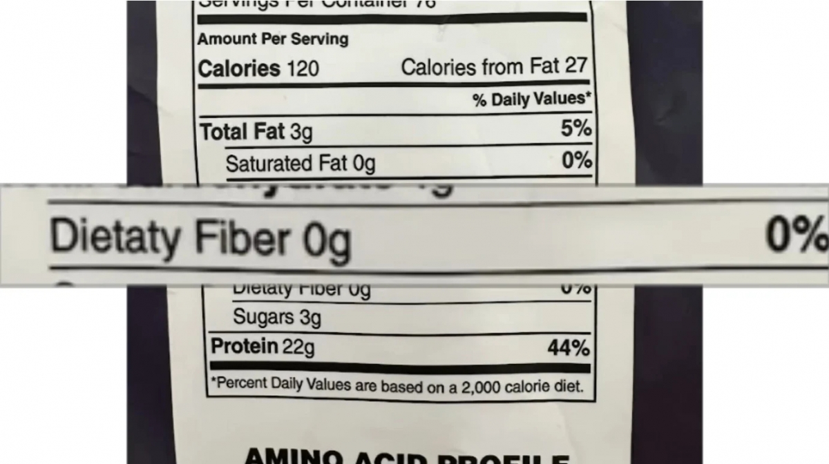 미국의 단백질 보충제 업체 홈즈 뉴트리션이 자사 단백질 파우더로 쿠키를 구울 수 있다며 인스타그램 계정에 공개한 사진. 이 업체의 단백질 보충제 제품들은 포장지에 기재된 성분 표시와 달리 단백질보다 탄수화물이 다량 함유된 것으로 분석됐다. 사진은 ‘식이섬유’(dietary fiber)가 ‘시기섬유’(dietaty fiber)로 맞춤법이 틀린 채 기재된 성분 표시. 유튜브 캡처