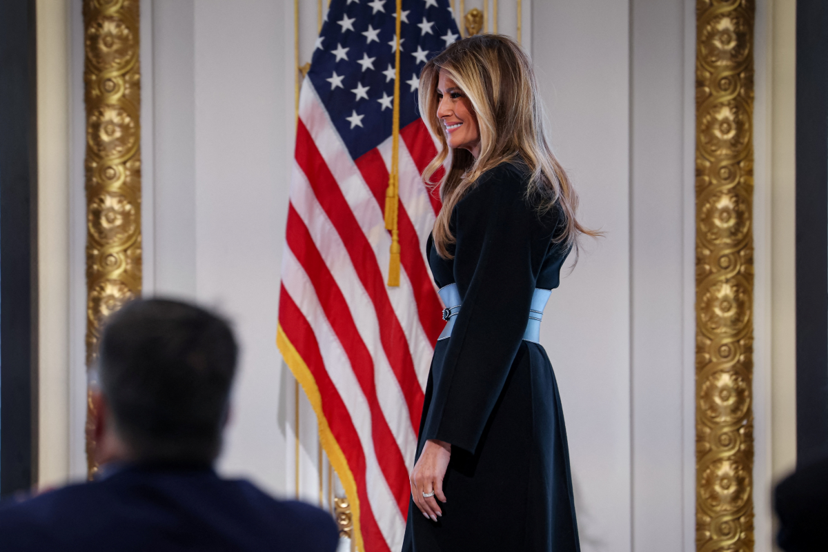 멜라니아 트럼프가 28일 뉴욕 증권거래소(NYSE)에 도착해 아마존 MGM 스튜디오의 다큐멘터리 영화 ‘멜라니아’를 홍보하고 있다. 뉴욕 로이터 연합뉴스