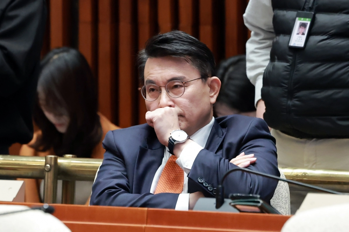 윤상현 국민의힘 의원이 지난 15일 서울 여의도 국회에서 열린 의원총회에 참석해 목을 가다듬고 있다. 연합뉴스