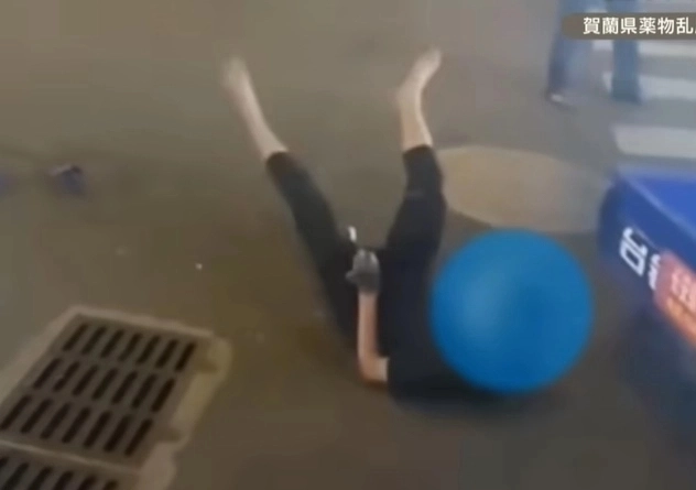 중국에서 ‘좀비 담배’를 흡입한 남성이 길바닥에 누워 온몸을 떨며 괴성을 지르고 있는 모습. 이 영상을 보도한 일본 ANN뉴스는 파란색 원으로 남성의 얼굴을 가렸다. ANN뉴스 유튜브 캡처