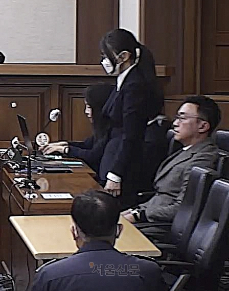 김건희 여사가 지난 28일 서울 서초구 서울중앙지법에서 열린 자본시장법 위반 등 혐의 사건 선고기일에서 재판부의 주문을 듣고 있다.  서울중앙지법 제공