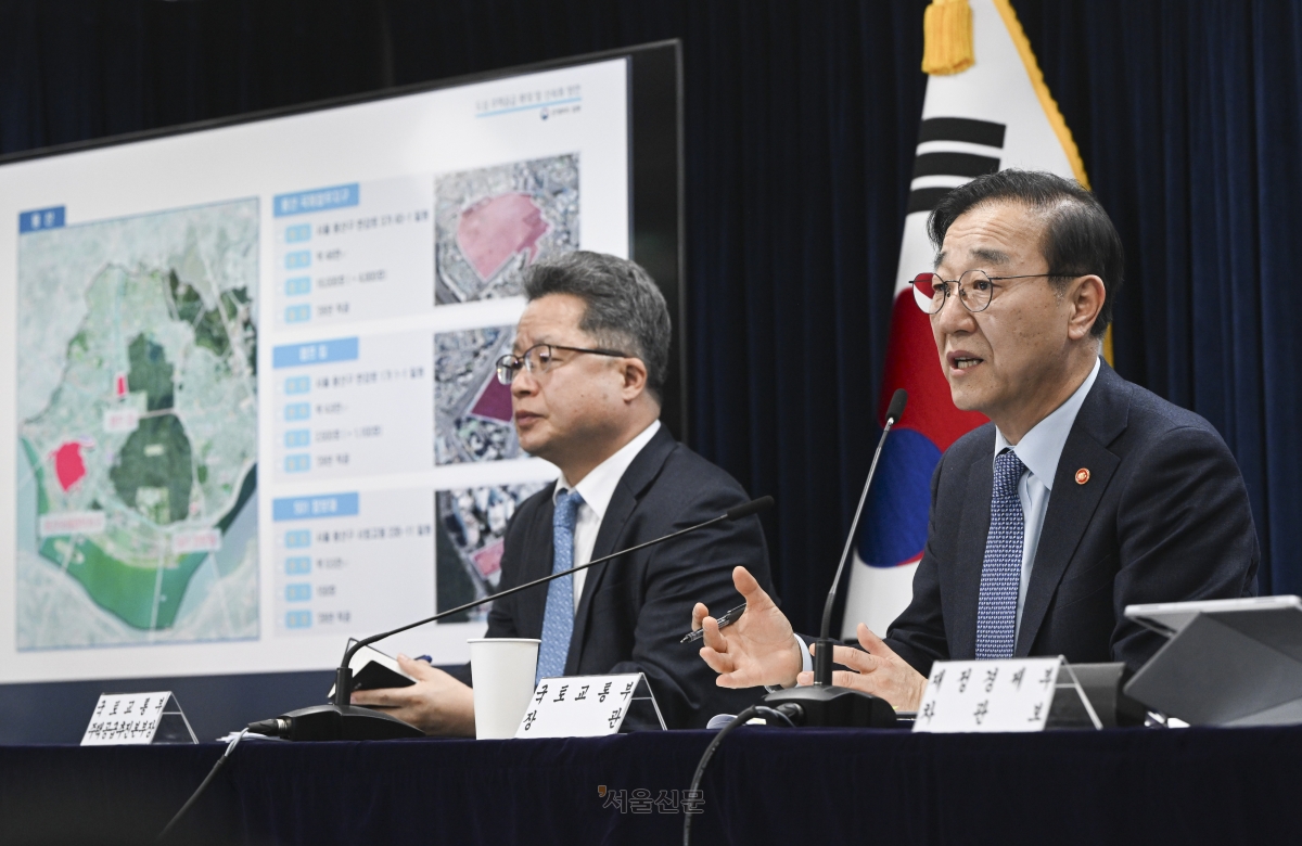 김윤덕(오른쪽) 국토교통부 장관이 29일 서울 종로구 정부서울청사에서 도심 주택공급 확대 및 신속화 방안을 발표하고 있다. 2026.1.29 이지훈 기자