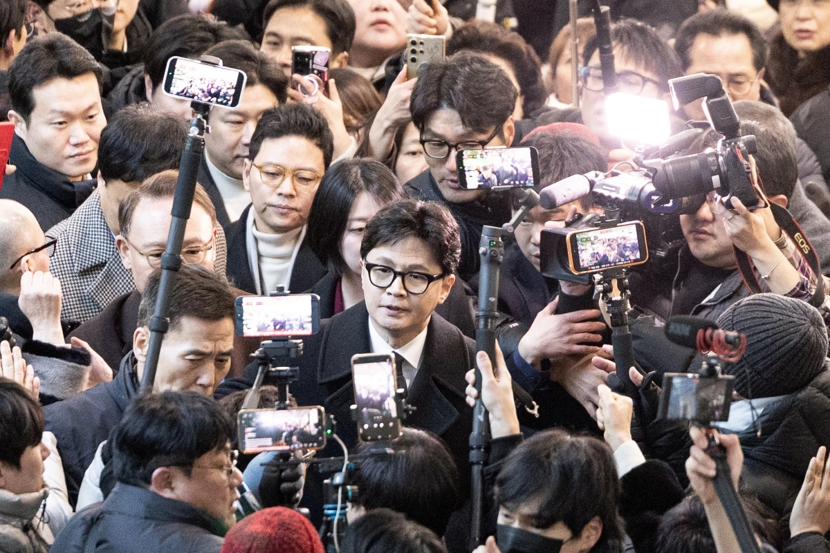 한동훈 전 국민의힘 대표가 29일 당 지도부의 제명 확정에 대한 입장을 밝히기 위해 친한(친한동훈)계 의원들 및 취재진에 둘러싸인 채 국회 소통관으로 향하고 있다. 뉴스1