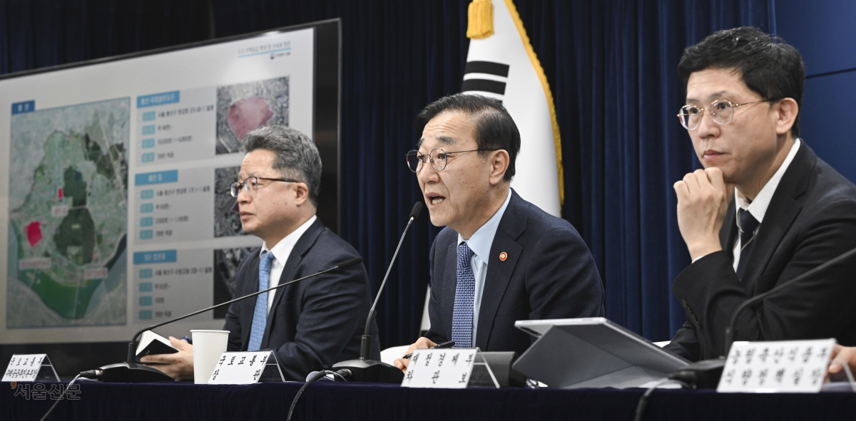 김윤덕 국토교통부 장관이 29일 정부서울청사에서 지난해 발표된 9·7 주택 공급 방안을 구체화한 ‘도심 주택 공급 확대 및 신속화 방안’을 설명하고 있다. 왼쪽부터 김영국 국토부 주택공급추진본부장, 김 장관, 강기룡 재정경제부 차관보. 이지훈 기자