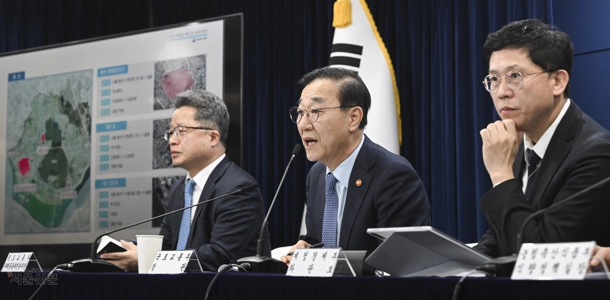 김윤덕 국토교통부 장관이 29일 정부서울청사에서 지난해 발표된 9·7 주택 공급 방안을 구체화한 ‘도심 주택 공급 확대 및 신속화 방안’을 설명하고 있다. 왼쪽부터 김영국 국토부 주택공급추진본부장, 김 장관, 강기룡 재정경제부 차관보. 이지훈 기자