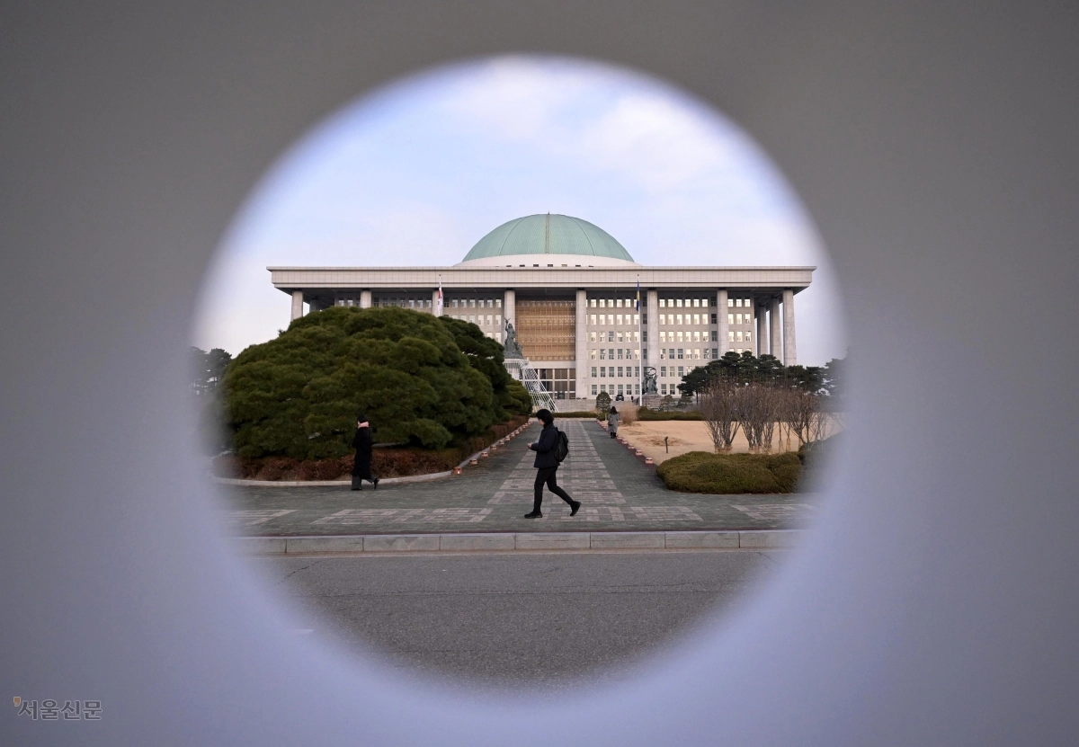 헌법재판소가 29일 총선에서 정당 득표율이 3% 미만이거나 지역구 의석을 5석 미만으로 차지하면 비례대표 의석을 얻을 수 없도록 규정한 공직선거법 제189조 1항에 대해 재판관 7대2 의견으로 위헌 결정을 내렸다. 사진은 국회의사당 본관 전경. 서울신문 DB