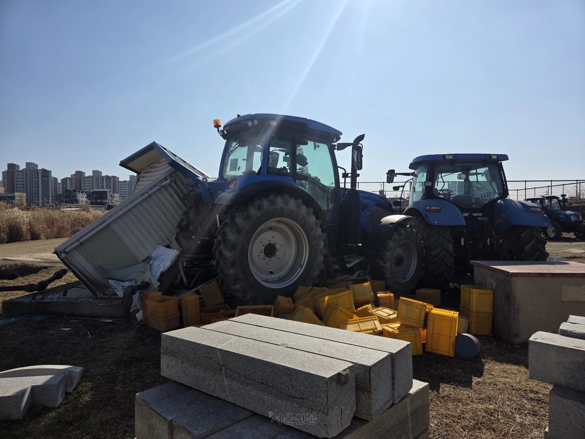 지난 20일 경기 수원시 권선구 LS엠트론 연구소에서 트랙터 점검 작업을 하던 20대 여성 연구원 A씨가 숨졌다. 사진은 사고 당시 점검 중이던 트랙터와 충돌로 붕괴된 가건물 모습. 명종원 기자