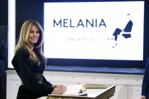 은둔 깬 멜라니아… 뉴욕증시 타종 행사서 자기 영화 홍보